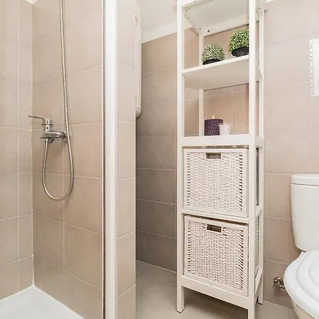 Homey Warmth In Timeless Cobblestone Lane Apartament Lizbona