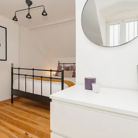 Homey Warmth In Timeless Cobblestone Lane *