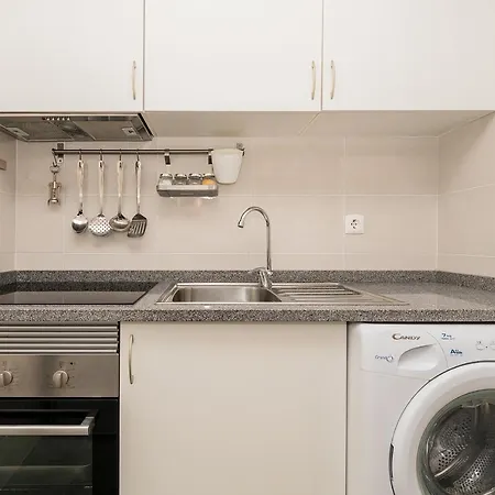 Homey Warmth In Timeless Cobblestone Lane Appartement *