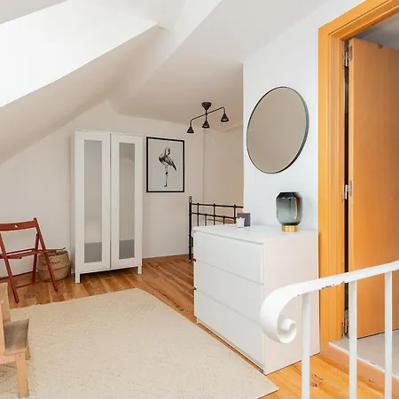 Homey Warmth In Timeless Cobblestone Lane *