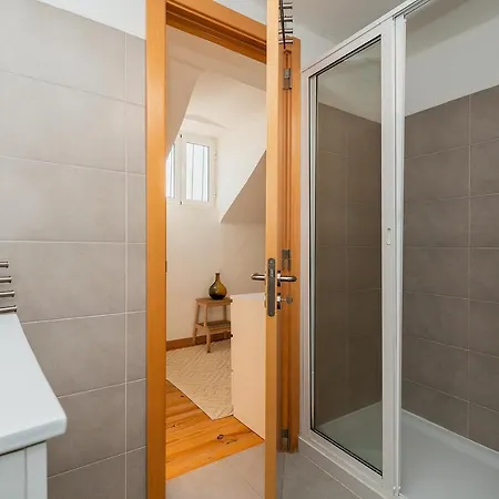 Homey Warmth In Timeless Cobblestone Lane Apartmán