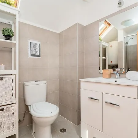 Homey Warmth In Timeless Cobblestone Lane Apartmán Lisboa