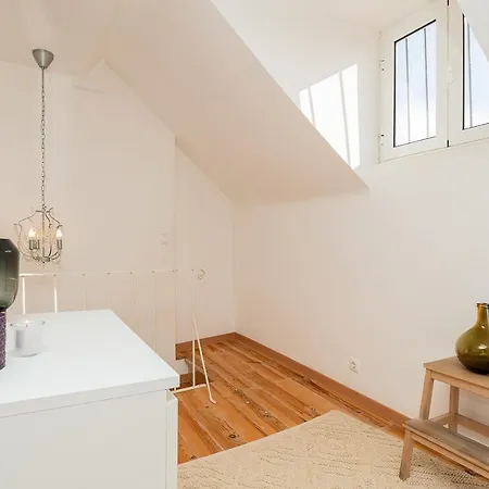 Homey Warmth In Timeless Cobblestone Lane Lisboa
