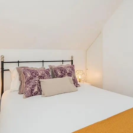 아파트 Homey Warmth In Timeless Cobblestone Lane *