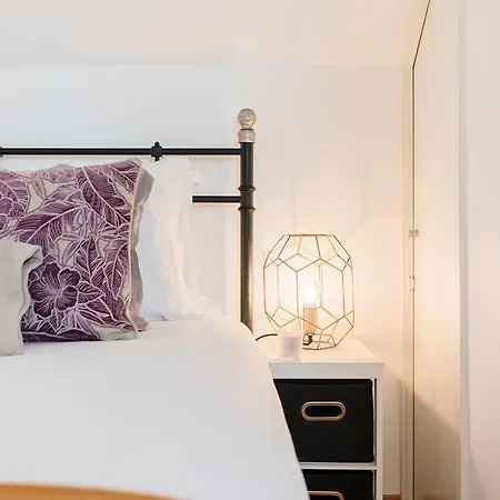 Homey Warmth In Timeless Cobblestone Lane 아파트 *