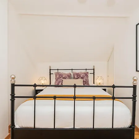 Homey Warmth In Timeless Cobblestone Lane 리스본